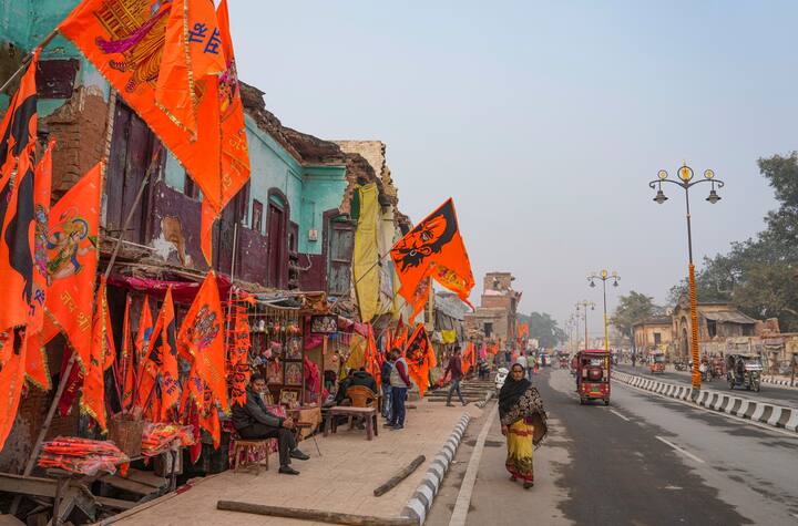 ২২ জানুয়ারি উদ্বোধন হবে রাম জন্মভূমি মন্দিরের। তার আগে ৭ দিন ধরে পালন করা হবে বিভিন্ন আচার অনুষ্ঠান। এখনই যেন উৎসবের শহর অযোধ্যা।