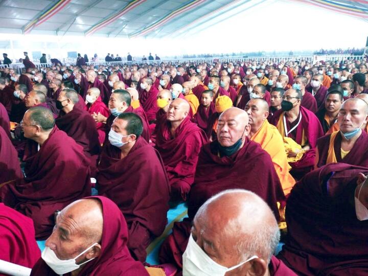 कालचक्र मैदान के खुले में ही कोहरे के बीच अपनी अपनी भाषाओं में दलाई लामा के प्रवचन सुनते दिखे.