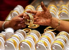 Gold Rate Today: নতুন বছরের আগে সুখবর! আজ কতটা কমল সোনার দাম?