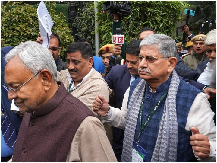 वित्त मंत्री विजय कुमार चौधरी ने बताया कि ललन सिंह ने कार्यकारिणी की बैठक में बताया कि वह लोकसभा चुनाव लड़ना चाहते हैं और इसके मद्देनजर अपनी व्यवस्तता को देखते हुए वह अपने पद से इस्तीफा दे रहे है.