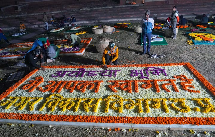 রাম জন্মভূমিতে শুধুই রামায়ণের থিম। রাম জন্মভূমির প্রত্য়েকটা বাড়ি সেজে উঠেছে একইরকম রঙে। প্রত্য়েকটা লাইটস্ট্য়ান্ড ফুলের মালা দিয়ে সাজানো হয়েছে।