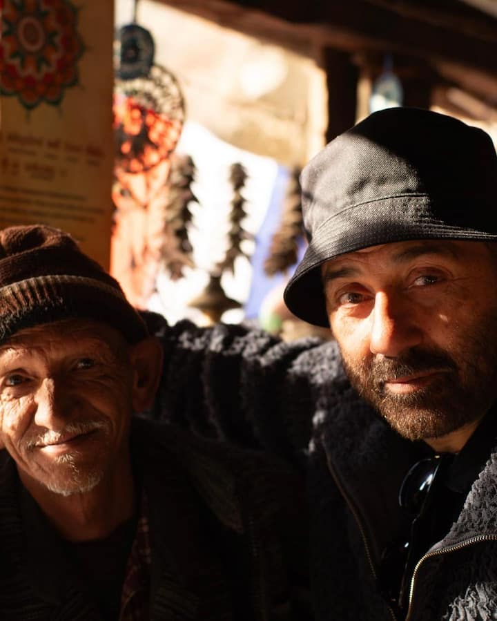 अपने विंटर वेकेशन की कुछ खूबसूरत तस्वीरें सनी देओल ने अब अपने इंस्टाग्राम अकाउंट पर शेयर की हैं.