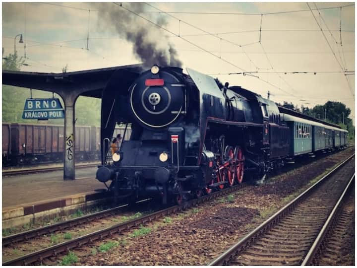 इसके बाग PQWL, RQWL जैसी वेटिंग लिस्ट का नाम होता है. ये छोटे स्टेशन से टिकट बुक होने पर मिलती है. इस वेटिंग लिस्ट में उन लोगों का नाम होता है, जो कुछ स्टेशन के बीच की यात्रा तय करते हैं.