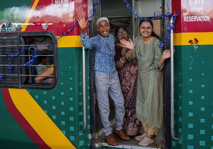 पहले आपको बता दें कि वेटिंग ट्रेन टिकट कई तरह की होती है. इन वेटिंग लिस्ट में GNWL, TQWL, PQWL, RQWL आदि वेटिंग शामिल है.