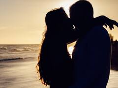 अमेरिका में न्यू ईयर पर मिडनाइट किसिंग का ट्रेंड, इस वजह से एक दूसरे को किस करते हैं लोग