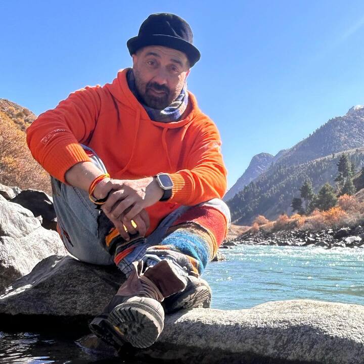 वर्कफ्रंट की बात करें तो सनी देओल को आखिरी बार फिल्म ‘गदर 2’ में देखा गया था. इस फिल्म ने बॉक्स ऑफिस पर काफी तगड़ी कमाई की थी.