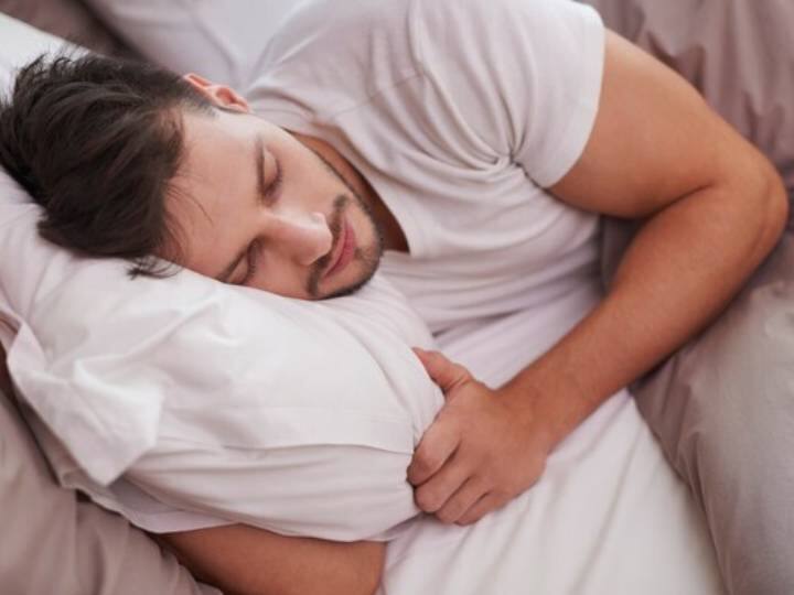 एक अच्छी नींद हेल्दी रहने के लिए जरूरी है. लेकिन, अगर सही से नींद न आए तो इससे शरीर को कई परेशानियां हो सकती हैं. जानिए सोने की सही पोजीशन क्या है?
