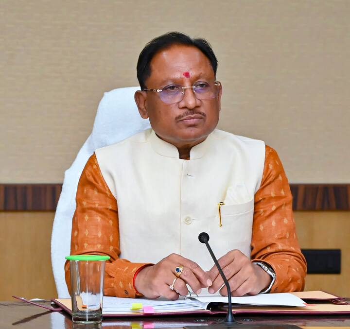 मुझे खुशी है कि हम लोग भी इस दिशा में कार्य करते थे क्योंकि आगे बढ़ने के लिए शिक्षा सबसे जरूरी है. मुख्यमंत्री ने मौके पर ही अधिकारियों को कहा कि उर्मिला ने विषम परिस्थितियों के बाद भी आठवीं तक की पढ़ाई कर ली है, अब इसके रोजगार की व्यवस्था कीजिए.