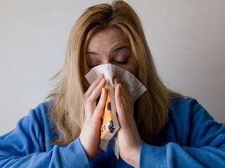 Health Tips : शिंका आणि खोकणं थांबवताय? वेळीच सावध व्हा; कारण दोन्ही थांबवणं धोकादायक; 'या' लोकांना सर्वात जास्त धोका