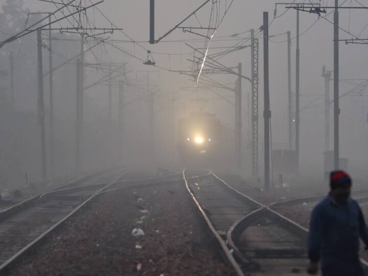 Varanasi Weather Vande Bharat train and 56 percent flights canceled due to fog ann Varanasi Weather: वाराणसी में ट्रेन और हवाई उड़ानों पर कोहरे की मार, वंदे भारत ट्रेन समेत 56% फ्लाइट हुईं कैंसिल