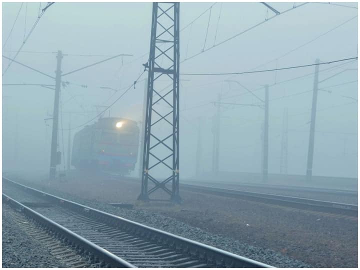 Train Late in Fog: आपने देखा होगा कि सर्दी में कोहरा होता है तो ट्रेनों के लेट होने का सिलसिला भी बढ़ जाता है. ट्रेन का चलने का सिस्टम कंट्रोल रुम से होता है फिर कोहरे में ट्रेन लेट क्यों हो जाती है.