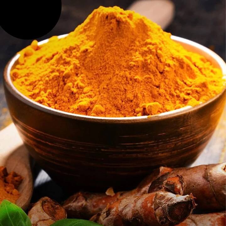 ਐਂਟੀਸੈਪਟਿਕ ਤੇ ਐਂਟੀਬਾਇਓਟਿਕ ਗੁਣਾਂ ਨਾਲ ਭਰਪੂਰ ਕੱਚੀ ਹਲਦੀ ਆਪਣੇ ਮੈਡੀਕਲ ਗੁਣਾਂ ਦੇ ਨਾਲ-ਨਾਲ ਧਾਰਮਿਕ ਕਾਰਨਾਂ ਕਰਕੇ ਵੀ ਬੇਹੱਦ ਅਹਿਮ ਹੈ। ਖਾਣੇ ਦੀ ਰੰਗਤ ਤੇ ਸਵਾਦ ਵਧਾਉਣ ਦੇ ਨਾਲ-ਨਾਲ ਹਲਦੀ ਸ਼ੂਗਰ ਤੇ ਕੈਂਸਰ ਵਰਗੀਆਂ ਬੀਮਾਰੀਆਂ ਦੇ ਇਲਾਜ ਲਈ ਰਾਮਬਾਣ ਕਹੀ ਜਾਂਦੀ ਹੈ।