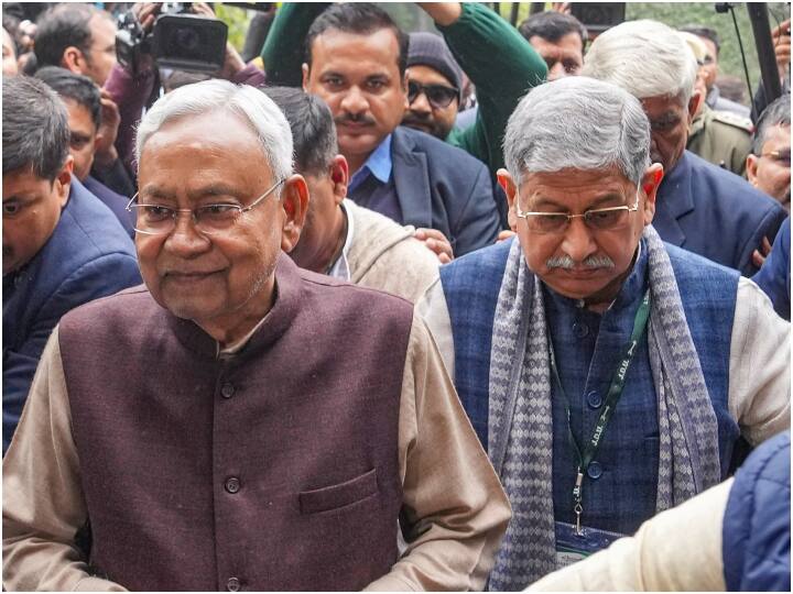 सूत्र बताते हैं कि नीतीश कुमार के साथ हाल में हुई बातचीत में पार्टी के भीतर कई नेताओं ने ललन सिंह की नेतृत्व शैली की आलोचना की थी.