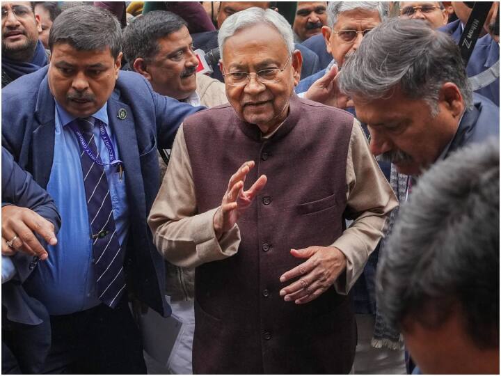 जेडीयू सांसद रामनाथ ठाकुर ने बताया कि कार्यकारिणी की बैठक में एक राजनीतिक प्रस्ताव, बिहार में जातीय जनगणना कराने के लिए मुख्यमंत्री को धन्यवाद करने का एक प्रस्ताव और संसद से 147 सांसदों को निलंबित किए जाने का एक निंदा प्रस्ताव पेश किया गया.