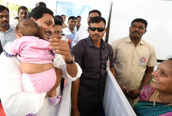 CM Jagan Names A Baby In Bhimavaram: ఎంతో అభిమానంతో వచ్చారు, మరి బిడ్డకు ఏం పేరు పెట్టారు..?