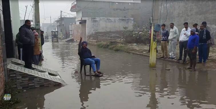 People faces sewage problem in Barnala protest in dirty water Barnala news: ਬਰਨਾਲਾ 'ਚ ਸੀਵਰੇਜ ਦੀ ਸਮੱਸਿਆ ਤੋਂ ਪਰੇਸ਼ਾਨ ਲੋਕਾਂ ਨੇ ਗੰਦੇ ਪਾਣੀ 'ਚ ਦਿੱਤਾ ਧਰਨਾ, ਕਿਹਾ- ਜਦੋਂ ਤੱਕ ਸਮੱਸਿਆ ਹੱਲ ਨਹੀਂ ਹੁੰਦੀ...