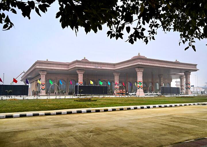 অযোধ্যার শ্রী রাম মন্দিরের অনুকরণ রয়েছে বিমানবন্দরের স্থাপত্য ও গঠনে। অন্দরসজ্জায় জায়গা পেয়েছে স্থানীয় শিল্প ও চিত্র।