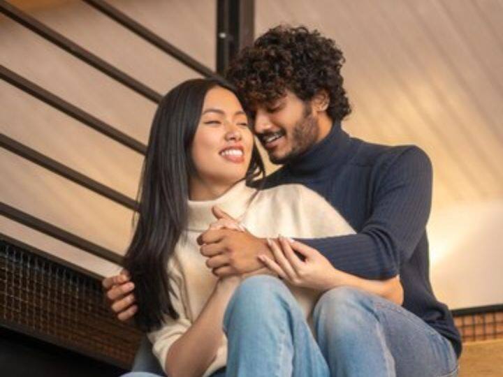 जैसे ऑफिस के कामों में एक्शन उसी वक्त लेना पड़ता है, वही पर्सनल लाइफ में भी लाएं. ये एक नहीं बल्कि दोनों ही पार्टनर करें.ऐसा करने से आपकी शादी के बाद वाली लाइफ बेस्ट रहेगी.