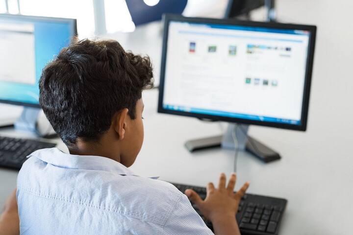 અત્યંત દુર્ગમ અને મુશ્કેલ પરિસ્થિતિઓ ધરાવતી શાળાઓમાં અભ્યાસ કરતા વિદ્યાર્થીઓએ નવ મહિના માટે રૂ. 2138/- પ્રતિ માસ અને રૂ. 19,242/- મેસ ફી ચૂકવવી પડશે. આ સિવાય દર મહિને રૂ 407/- ચૂકવવા પડશે. આંધ્ર પ્રદેશ, તેલંગાણા, કેરળ, ઓડિશા, કર્ણાટક, પશ્ચિમ બંગાળ, ગુજરાત, દમણ અને દીવ, મહારાષ્ટ્ર, ગોવા, દાદરા અને નગર હવેલી, આંદામાન અને નિકોબાર, પુડુચેરી અને લક્ષદ્વીપ જેવા સમશીતોષ્ણ વાતાવરણમાં સ્થિત શાળાઓમાં અભ્યાસ કરતા બાળકોને પ્રતિ તમારે દર વર્ષે રૂ. 2640/-ની સમાન ફી ચૂકવવી પડશે. જ્યારે પંજાબ, હરિયાણા, રાજસ્થાન, દિલ્હી, યુપી, બિહાર, ઝારખંડ, છત્તીસગઢ અને ચંદીગઢમાં હાજર JNV માટે દર વર્ષે 3300 રૂપિયા ચૂકવવા પડશે. એ જ રીતે, જમ્મુ-કાશ્મીર, લદ્દાખ, ઉત્તરાખંડ, ઉત્તર પૂર્વીય ક્ષેત્ર અને હિમાચલમાં સ્થિત JNVsના વિદ્યાર્થીઓએ દર વર્ષે રૂ. 3696/- ચૂકવવા પડશે.