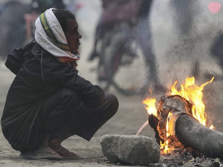 Delhi Cold Wave Alert: मौसम विभाग ने शुक्रवार (29 दिसंबर) को बताया कि दिल्ली में अगले दो दिनों तक घना से बहुत घना कोहरा रहने का अनुमान है. मौसम की मार परिवहन सेवाओं पर दिखी.