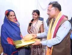 In Pics: राष्ट्रपति के दत्तक पुत्र बिरहोर जाति के लोगों से सीएम साय ने की मुलाकात, मूलभूत सुविधाओं के बारे में की चर्चा