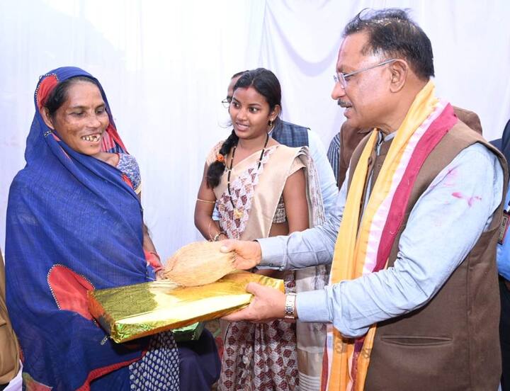 मुख्यमंत्री साय ने ग्रामीणों से चर्चा करते हुए कहा कि प्रधानमंत्री नरेंद्र मोदी आप सभी के विकास के लिए सबसे ज्यादा ध्यान देते हैं. इसके लिए उन्होंने जो जनजातियां विशेष रूप से पिछड़ी हैं उनके लिए प्रधानमंत्री जनमन योजना शुरू की है. लाभ आप लोगों तक पहुंच रहा है या नहीं, इसे जानने मैंने आप लोगों के बीच भुईंयापानी आने का निर्णय लिया.