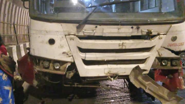 बोगद्यात दुरुस्तीचे काम सुरू असल्याने एक मोटार अचानक थांबली.