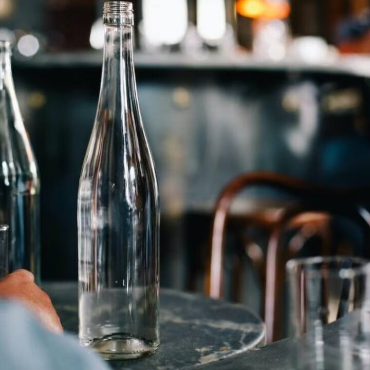 ਜਦਕਿ ਨਕਲੀ ਸ਼ਰਾਬ ਬਣਾਉਣ ਲਈ ਇਥਾਨੌਲ ਦੀ ਥਾਂ ਸਪਿਰਟ, ਮਿਥਾਇਲ ਅਲਕੋਹਲ, ਇਥਾਈਲ ਅਲਕੋਹਲ, ਯੂਰੀਆ, ਆਕਸੀਟੋਸਿਨ ਇੰਜੈਕਸ਼ਨ ਵਰਗੇ ਕਈ ਰਸਾਇਣਾਂ ਦੀ ਵਰਤੋਂ ਕੀਤੀ ਜਾਂਦੀ ਹੈ। ਇਨ੍ਹਾਂ ਰਸਾਇਣਾਂ ਦੀ ਮਾਤਰਾ ਵਧਣ ਕਾਰਨ ਸ਼ਰਾਬ ਜ਼ਹਿਰੀਲੀ ਹੋ ਜਾਂਦੀ ਹੈ।