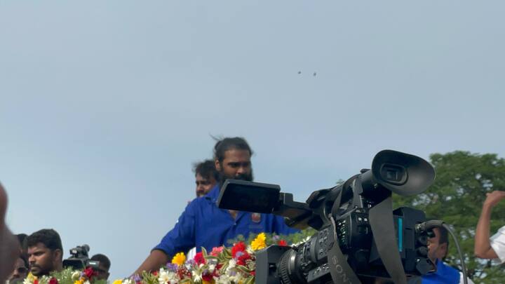 புரட்சி கலைஞரென மக்களால் பாரட்டப்படும் விஜயகாந்தின் பூத உடல் இன்று  தீவு தீடலில் மக்கள் அஞ்சலிக்காக வைக்கப்பட்டது.