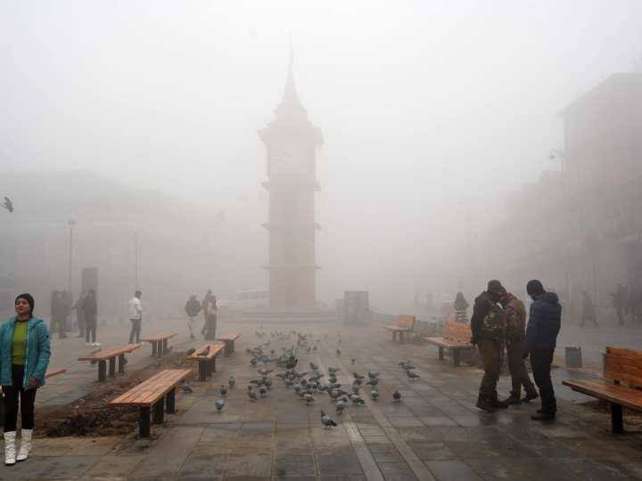 पंजाब-हरियाणा समेत पूरे उत्तर भारत में घना कोहरे के कारण हुई धुंध ने सूरज की किरणों को जमीन में पहुंचने से ही रोक दिया जिससे यहां ठंड बढ़ गई है.