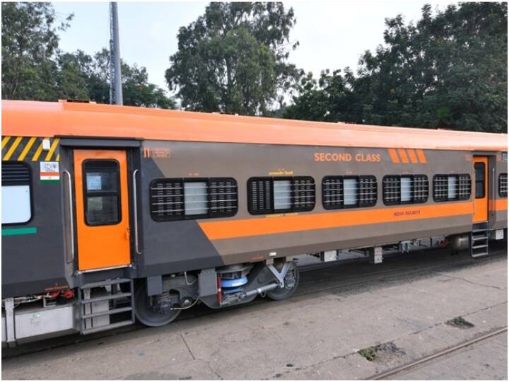 पूर्व मध्य रेल के जनरल मैनेजर अनिल कुमार खंडेलवाल ने बिहार के हाजीपुर में पत्रकारों को अमृत भारत ट्रेन के परिचालन के संबंध में जानकारी दी.