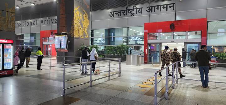 देश की राजधानी दिल्ली में ठंड की ठिठुरन और कोहरे का कहर दोनों ही देखने को मिल रहा है. जहां लोगों को ठंड से राहत नहीं मिल रही है, वहीं इस कंपकंपाती सर्दी में सफर करने वाले यात्रियों को कोहरे के कारण परेशानियों का सामना करना पड़ रहा है. कोहरे ने उनके सफर को लंबा बना दिया है, फिर चाहे वो हवाई यात्रा हो या फिर ट्रेन का सफर हो. दोनों पर ही पड़ रही कोहरे की मार से लोग परेशान हो रहे हैं. इससे फिलहाल लोगों को राहत मिलती नहीं दिख रही है.