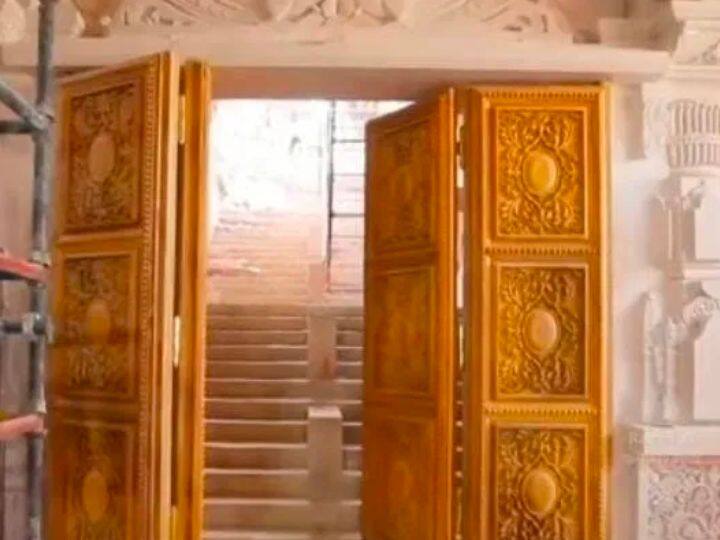 अयोध्या में बना रहे हैं इस भव्य राम मंदिर में कुल 36 दरवाजे होंगे. इन दरवाजों में से 18 दरवाजे गर्भ गृह के होंगे. राम मंदिर के लिए लगाया जा रहे हैं सभी दरवाजे सागौन की लकड़ी से बनाया जा रहे हैं.