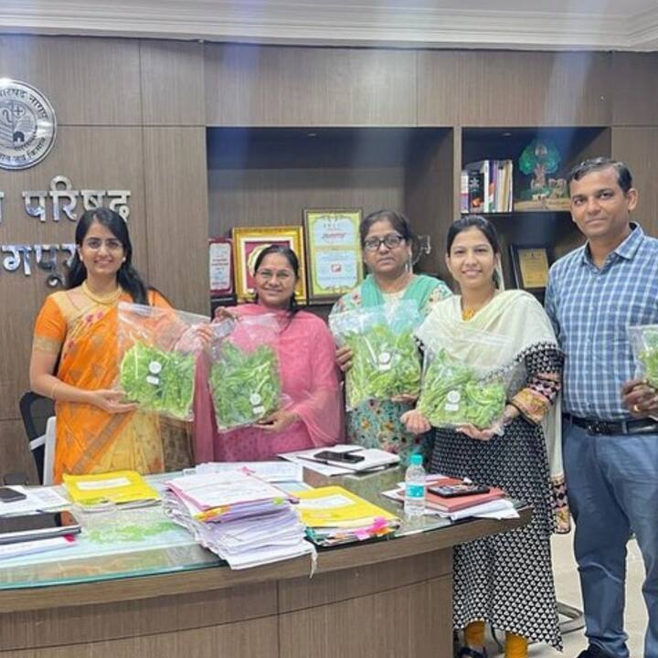 বহু চিকিৎসা হয়েছে, ওষুধপত্র চলেছে অনেক অনেক দিন। বাবা-মা দুজনেই ডাক্তার হলেও শ্রবণশক্তি ফিরে আসেনি বহু চিকিৎসাতেও। ব্যবহার করা শুরু হল হিয়ারিং এইড। এভাবেই চলে পড়াশোনা। ছবি- সৌম্যার ইনস্টাগ্রাম