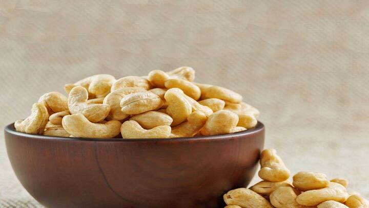 કાજુમાં  ઝિંક, આયર્ન અને ફોસ્ફરસ હોય છે જે હાડકાંને પણ મજબૂત બનાવે છે. બીજી તરફ, જો તમે શિયાળામાં દરરોજ કાજુનું સેવન કરો છો, તો તે તમારી રોગપ્રતિકારક શક્તિને મજબૂત બનાવે છે. આવો અમે તમને જણાવીએ કે શિયાળામાં કાજુ ખાવાથી શું ફાયદા થાય છે.