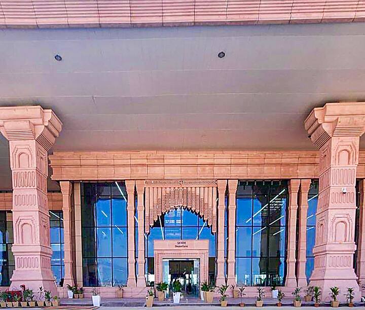 অযোধ্যা ধাম জংশন স্টেশন ও মহর্ষি বাল্মিকীর নামাঙ্কিত নতুন আন্তর্জাতিক বিমানবন্দরের উদ্বোধন করবেন তিনি। তার আগে অযোধ্যাজুড়ে সাজ সাজ রব।