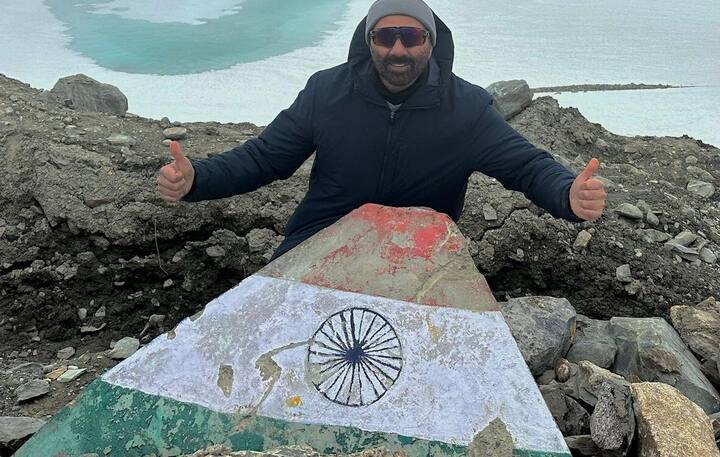 सनी देओल को पहाड़ों से कुछ खास लगाव है. इससे पहले भी कई बार एक्टर बर्फीली वादियों में वेकेशन मनाते हुए स्पॉट हो चुके हैं.
