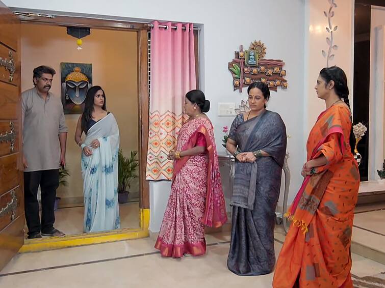 Gruhalakshmi serial today December 29th episode written update Gruhalakshmi December 29th Episode: ‘గృహలక్ష్మీ’ సీరియల్‌: లాస్యకు స్వాగతం పలికిన తులసి - దివ్యను గొలుసులతో కట్టేసిన ప్రియ