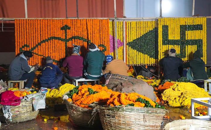 পরিকল্পনা, এয়ারপোর্ট থেকে স্টেশন পর্যন্ত মোদির যাত্রাপথের বিভিন্ন জায়গায় উপস্থিত থাকবেন সাধু সন্তরা। করা হবে পুষ্পবৃষ্টি।