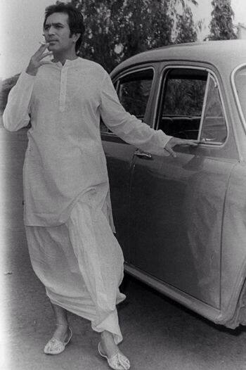 ਰਾਜੇਸ਼ ਖੰਨਾ ਬਾਲੀਵੁੱਡ ਦੇ ਪਹਿਲੇ ਸੁਪਰਸਟਾਰ ਸਨ। ਰਾਜੇਸ਼ ਖੰਨਾ 60-70 ਦੇ ਦਹਾਕਿਆਂ ਦੇ ਸੁਪਰਸਟਾਰ ਸਨ। ਸਭ ਨੂੰ ਇਹੀ ਲੱਗਦਾ ਸੀ ਕਿ ਰਾਜੇਸ਼ ਖੰਨਾ ਦੇ ਬਰਾਬਰ ਕੋਈ ਦੂਜਾ ਸਟਾਰ ਆ ਨਹੀਂ ਸਕੇਗਾ। ਪਰ ਧਰਮਿੰਦਰ ਦੇ ਆਉਣ ਨਾਲ ਸਭ ਬਦਲਣ ਲੱਗ ਪਿਆ ਸੀ।