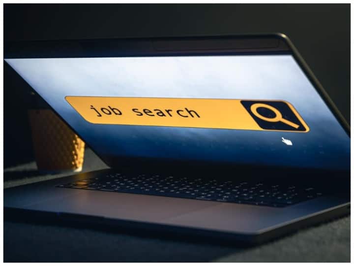 इस रिक्रूटमेंट ड्राइव के माध्यम से कुल 274 पदों पर भर्ती होगी. ये पद जर्नलिस्ट और स्पेशलिस्ट स्केल वन के हैं. इसके तहत डॉक्टर, लीगल, फाइनेंस, ऑटोमोबाइल इंजीनियर आदि के पद भरे जाएंगे.