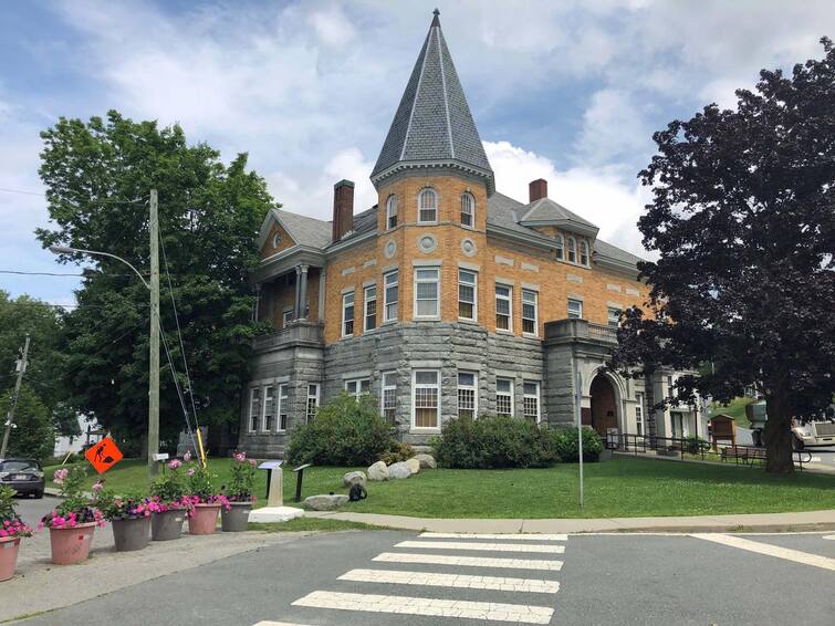 Haskell Free Library and Opera House Opera House: ਦੋ ਦੇਸ਼ਾਂ ਦੀ ਸਰਹੱਦ 'ਤੇ ਬਣਿਆ ਦੁਨੀਆਂ ਪਹਿਲਾਂ ਥੀਏਟਰ, ਕੀ ਤੁਸੀਂ ਇਸ ਨੂੰ ਦੇਖਿਆ ?