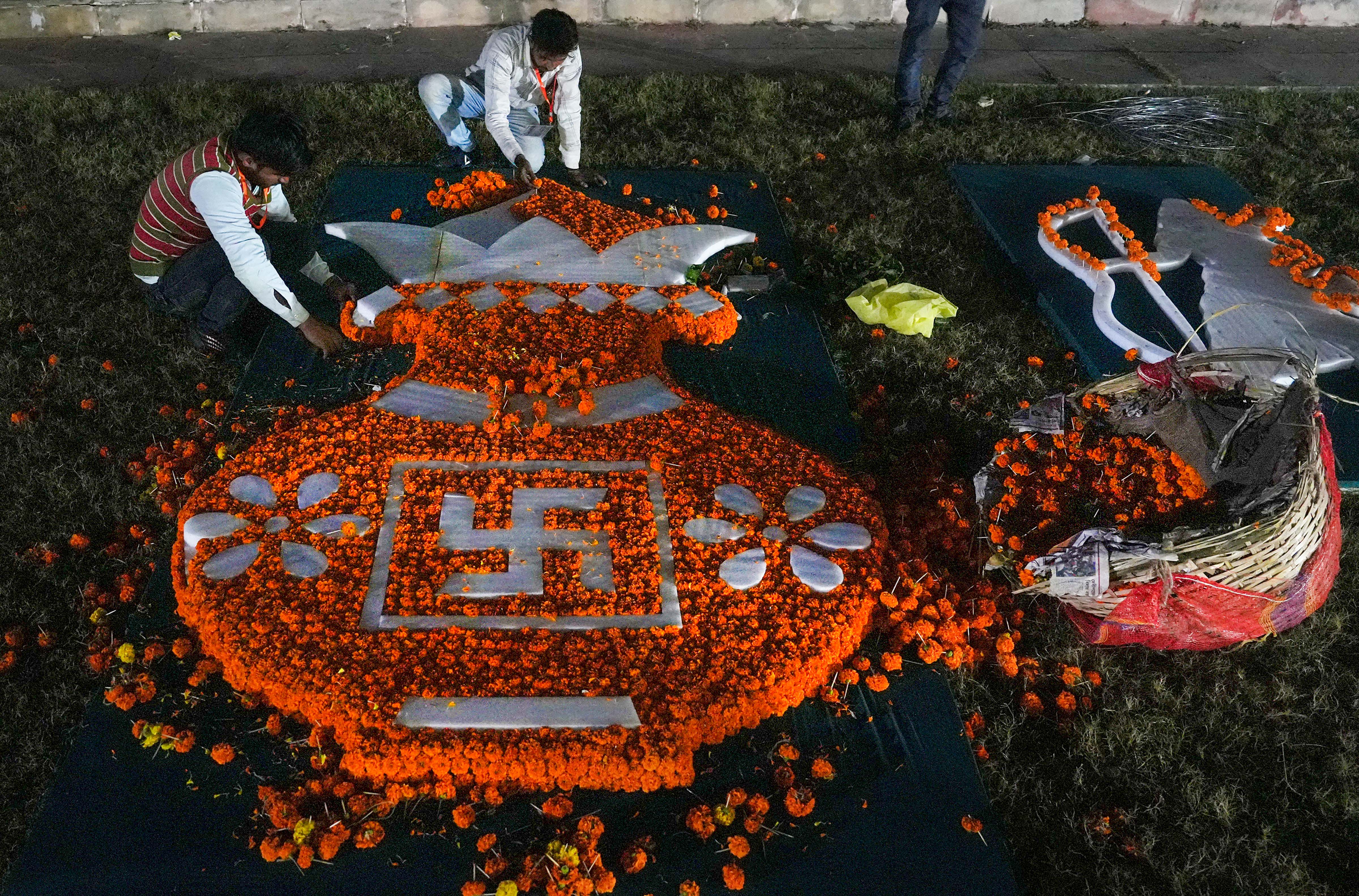 PM Modi Ayodhya Visit: पीएम मोदी के दौरे से पहले अयोध्या में तैयारियां तेज, शहर को फूलों से सजाया, 6 नई वंदे भारत ट्रेनों को दिखाएंगे हरी झंडी