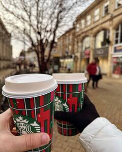 Karan Deol Pics: पापा से दूर मां और पत्नी के साथ इंग्लैंड में न्यू ईयर सेलिब्रेट करेंगे सनी देओल के बेटे करण देओल, शेयर की तस्वीरें