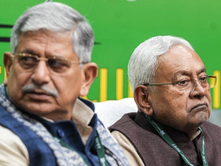 JDU Executive Party Meeting:  जेडीयू ने दिल्ली में राष्ट्रीय कार्यकारिणी की बैठक की जिसमें बिहार के मुख्यमंत्री नीतीश कुमार को पार्टी का नया अध्यक्ष चुन लिया गया. औपचारिक एलान बाकी है.