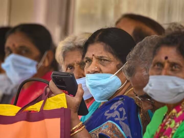 Udaipur Corona Update: उदयपुर में New Year 2024 की धूम के बीच कोरोना ने दी दस्तक, एक पॉजिटिव केस मिलने से हड़कंप Rajasthan Corona Update One positive case found amid New Year 2024 celebrations in Udaipur ANN Udaipur Corona Update: उदयपुर में New Year 2024 की धूम के बीच कोरोना ने दी दस्तक, एक पॉजिटिव केस मिलने से हड़कंप