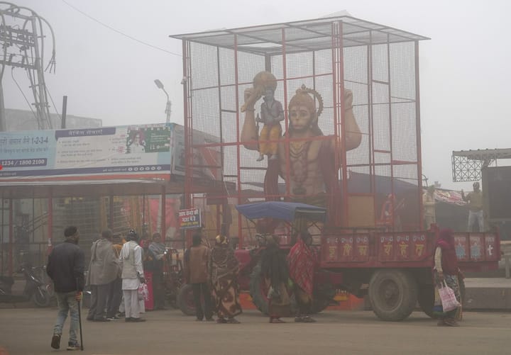 মন্দির আধিকারিকদের সূত্রে খবর, ১৬ জানুয়ারি, সরযূ নদীর তীরে হবে 'দশবিধ' স্নান। এরপর হবে বিষ্ণু পুজো, গো মাতার উদ্দেশে প্রদান করা হবে নৈবেদ্য।