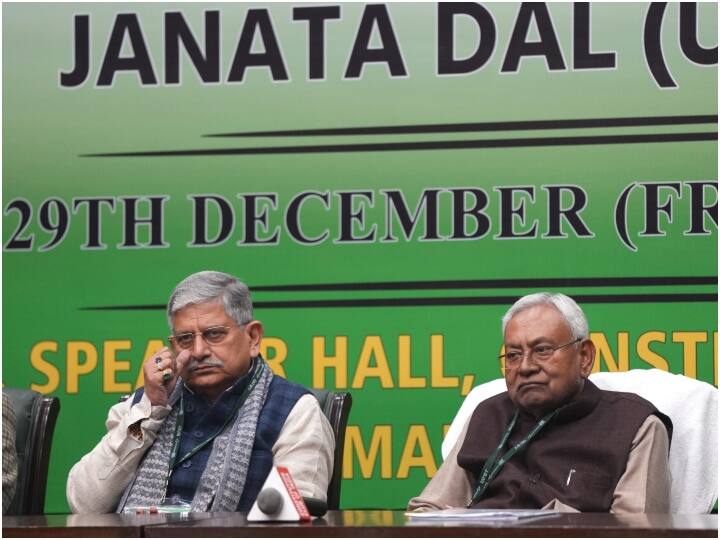 बताया जा रहा है कि पार्टी के भीतर बड़े नेताओं का मानना था कि नीतीश कुमार को 2024 में लोकसभा चुनावों से पहले इस महत्वपूर्ण समय में संगठन की कमान संभालनी चाहिए.