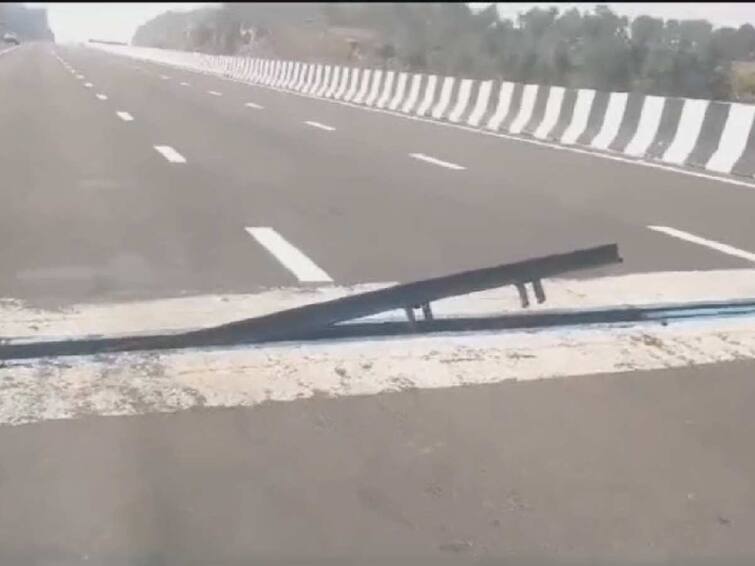 Samruddhi Expressway Damage near buldhana rode come over the bridge causing problems to drivers Samruddhi Expressway Damage : समृद्धी महामार्गावर पुलाचा लोखंडी रॉड अचानक आला वर; वाहनचालकाच्या समयसूचकतेमुळे टळला मोठा अपघात