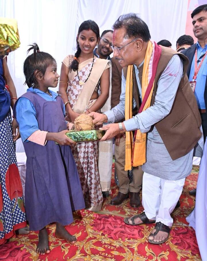 मुख्यमंत्री विष्णु देव साय से मिलने पहुंची उर्मिला से उन्होंने पूछा कि सरकार की किन योजनाओं का लाभ मिला है. उर्मिला ने बताया कि उसका राशन कार्ड अभी बनाया गया है. मुख्यमंत्री ने कहा कि प्रधानमंत्री ने अगले पांच सालों तक निःशुल्क चावल देने का निर्णय लिया है.